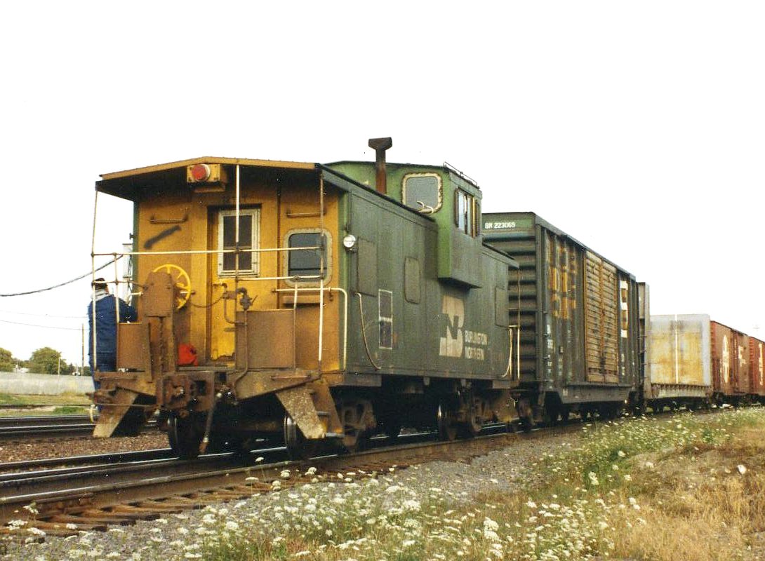 BN_caboose,_Eola_Yard,_1993.jpg